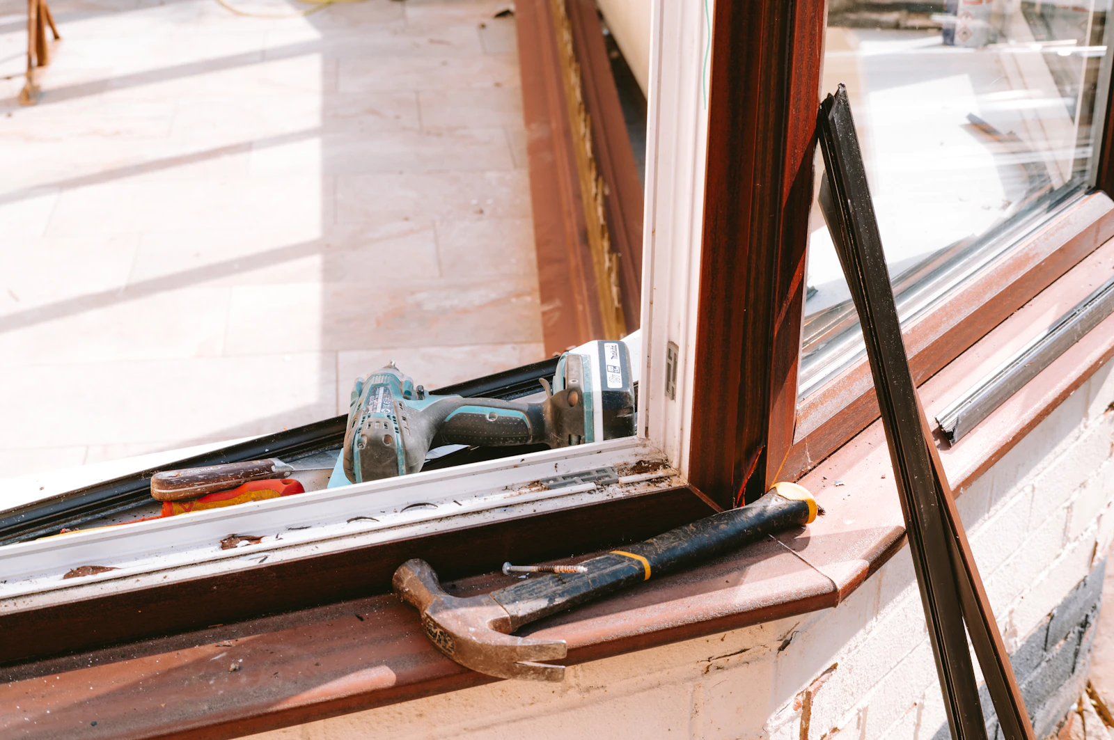Werkzeug auf der Fensterbank bei der Instandsetzung eines Holzfensters