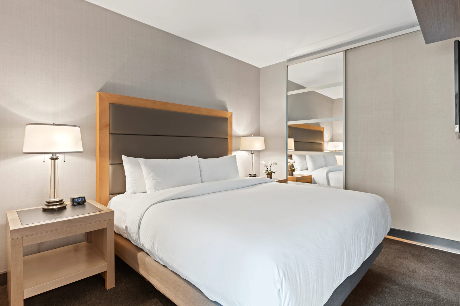 Frisch bezogenes Bett in einem aufgeräumten Hotelzimmer
