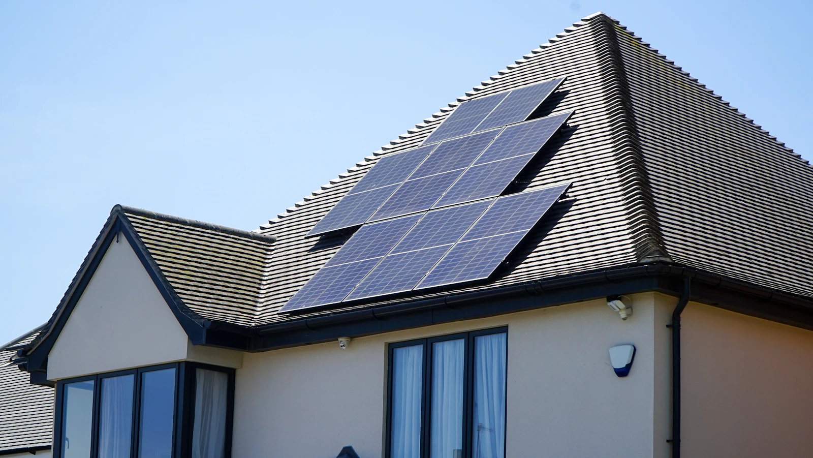 Solarmodule auf dem Ziegeldach eines Wohnhauses