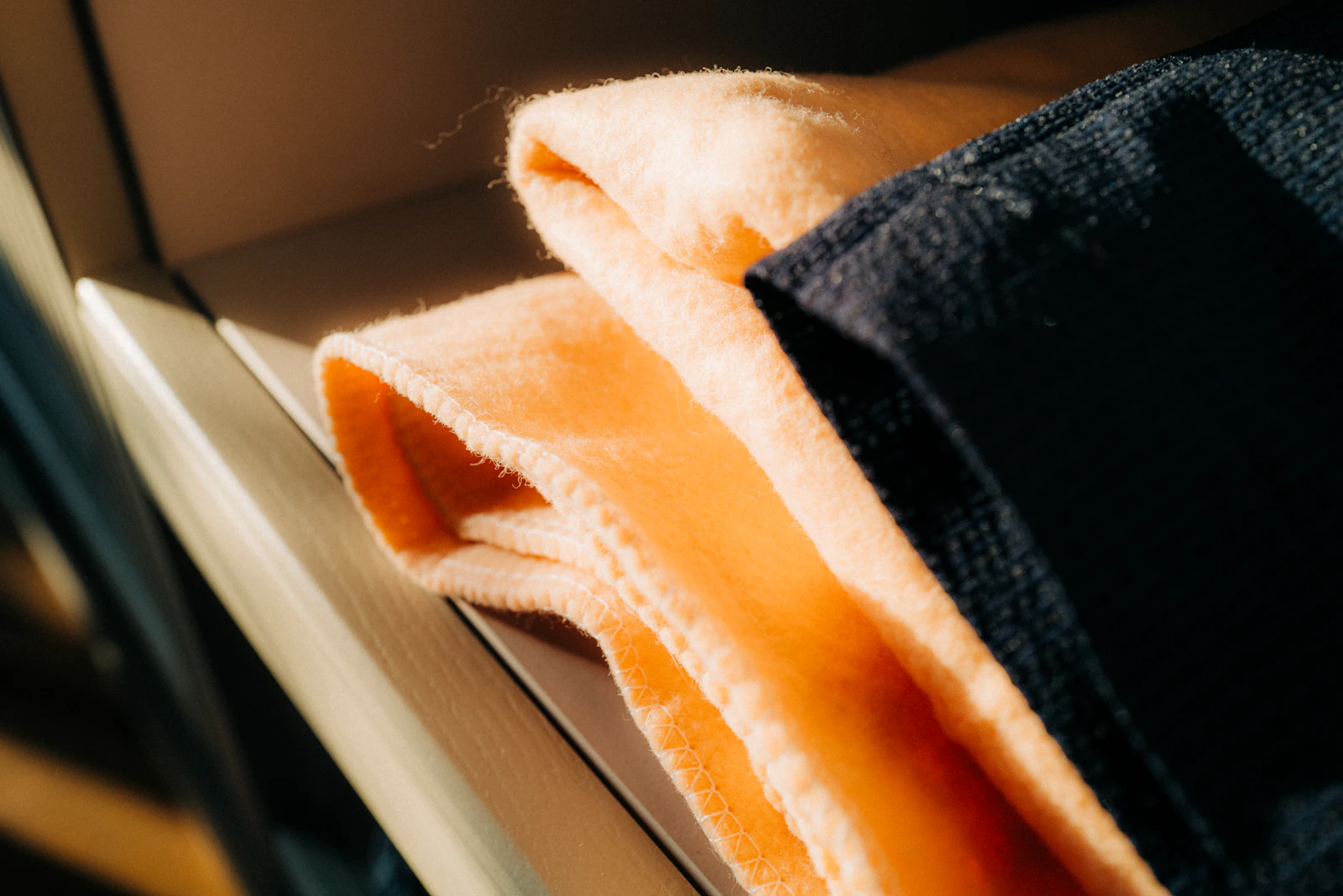 Nahaufnahme gefalteter Mikrofasertücher in Orange und Anthrazit